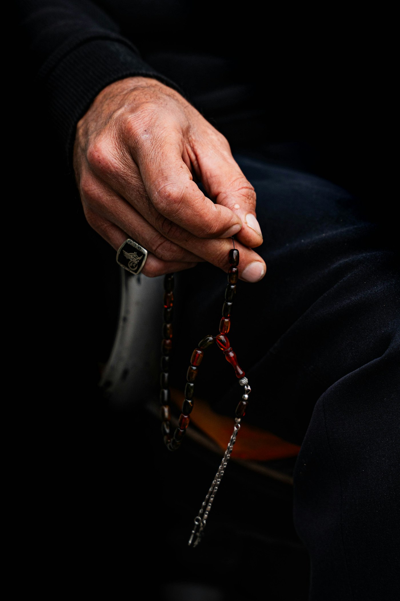 Des mains égrenant un chapelet